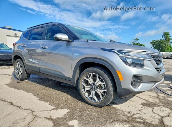 KNDERCAA3M7168023 2021 KIA SELTOS Silver Przód prawy