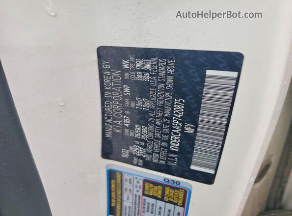 KNDERCAA5P7420875 2023 KIA SELTOS White Widok naklejki z numerem VIN