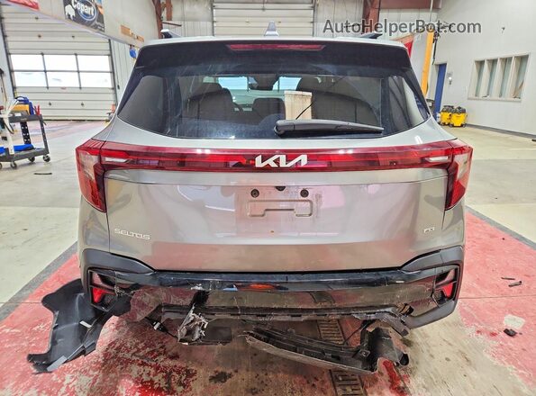 KNDERCAA5R7578653 2024 KIA SELTOS Серый Вид сзади