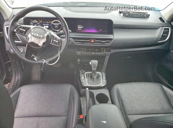 KNDERCAA5R7578653 2024 KIA SELTOS Серый Вид панели приборов