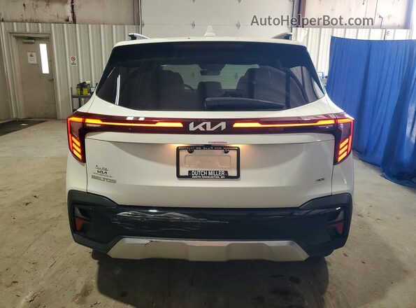 KNDERCAA5S7802574 2025 KIA SELTOS White Вид ззаду