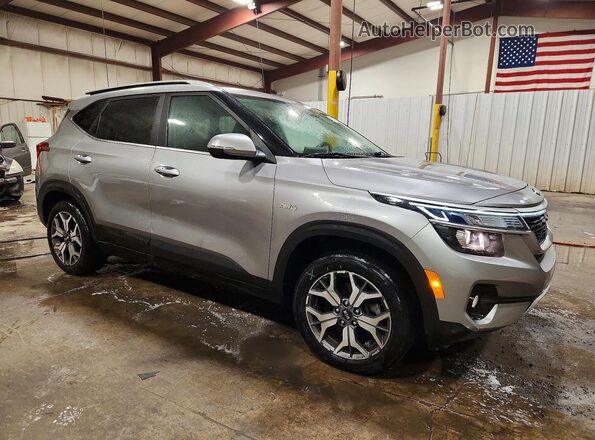 KNDERCAAXM7174322 2021 KIA SELTOS Silver Delantero derecho