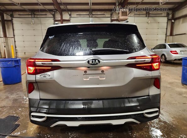 KNDERCAAXM7174322 2021 KIA SELTOS Silver Vista trasera