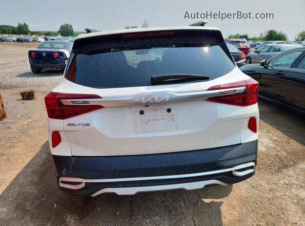 KNDETCA23P7445297 2023 KIA SELTOS White Vista trasera