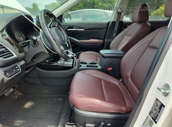 KNDETCA29P7356656 2023 KIA SELTOS White Front interior view