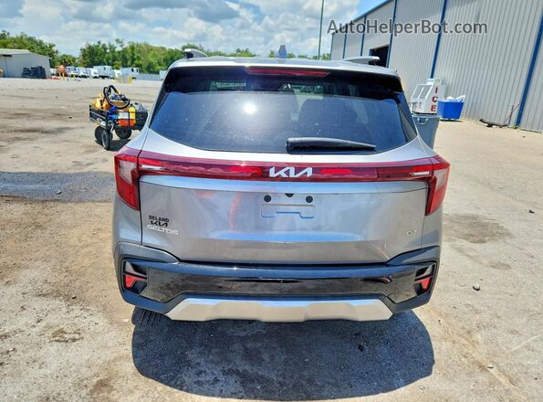 KNDETCA75T7833363 2026 KIA SELTOS Silver Widok z tyłu