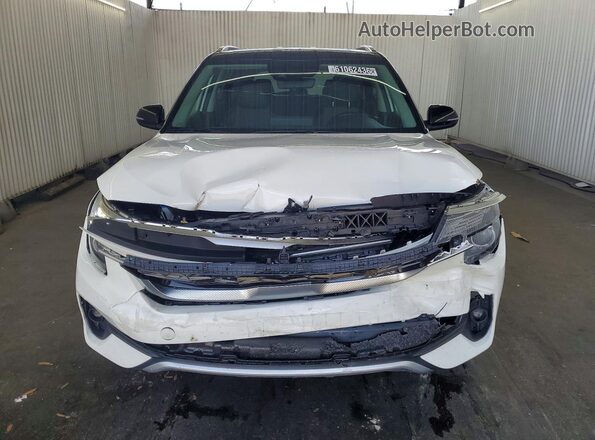 KNDEU2AAXP7360360 2023 KIA SELTOS White Вид спереду