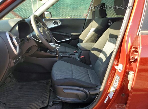 KNDJ23AU0L7104548 2020 KIA SOUL Burgundy Vista interior delantera