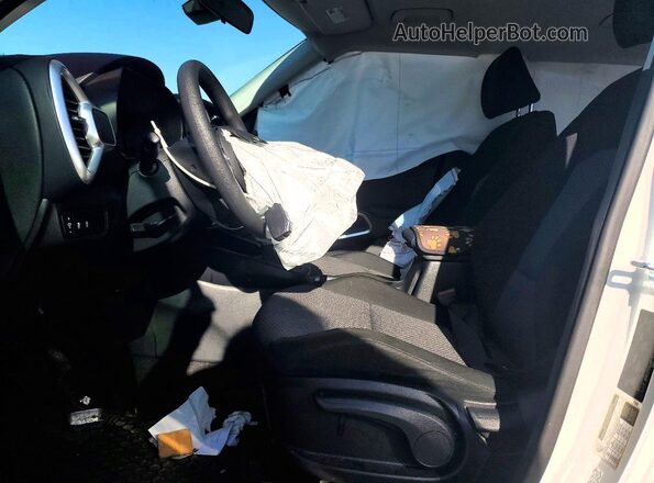 KNDJ23AU0P7872469 2023 KIA SOUL Белый Вид салона спереди