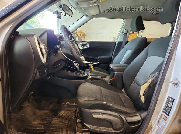 KNDJ23AU7L7048401 2020 KIA SOUL Серебряный Вид салона спереди