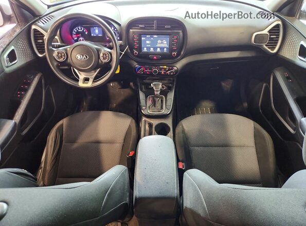 KNDJ23AU7L7048401 2020 KIA SOUL Серебряный Вид панели приборов