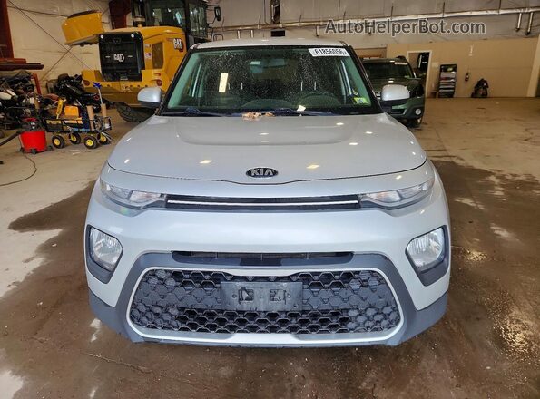 KNDJ23AU7L7048401 2020 KIA SOUL Серебряный Вид спереди