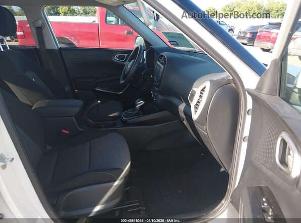 KNDJ23AUXL7709581 2020 KIA SOUL Белый Вид салона спереди