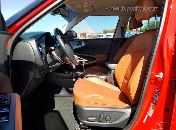 KNDJ33AU8S7256363 2025 KIA SOUL Красный Вид салона спереди