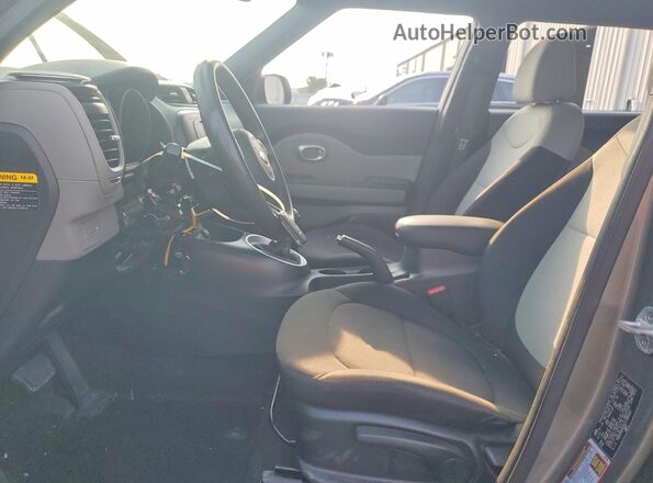 KNDJN2A20J7594521 2018 KIA SOUL Gray Front interior view