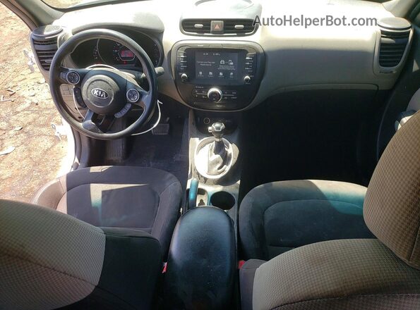 KNDJN2A21J7576559 2018 KIA SOUL White Widok deski rozdzielczej