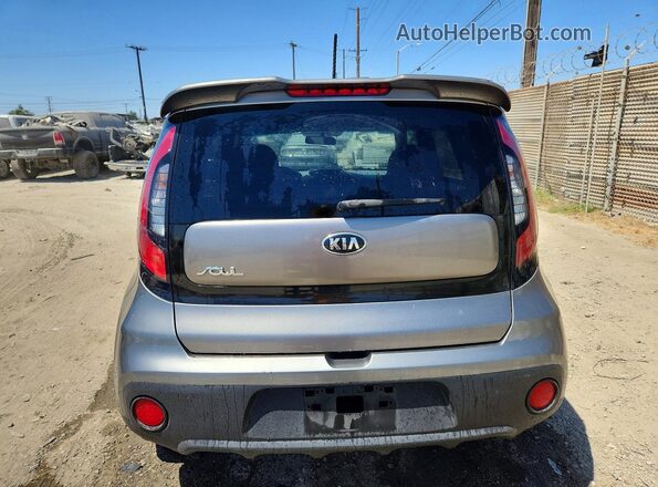 KNDJN2A22J7602439 2018 KIA SOUL Gray Widok z tyłu
