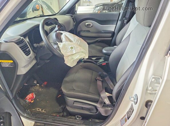 KNDJN2A23K7022344 2019 KIA SOUL White წინა სალონის ხედი