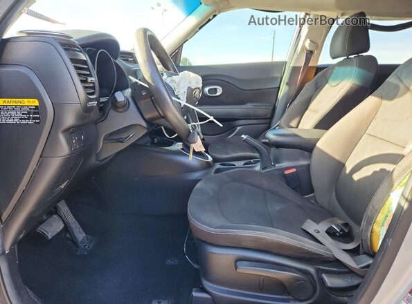 KNDJN2A23K7660237 2019 KIA SOUL Silver Widok wnętrza z przodu