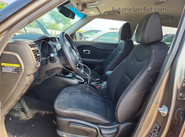 KNDJN2A26J7592983 2018 KIA SOUL Gray Front interior view
