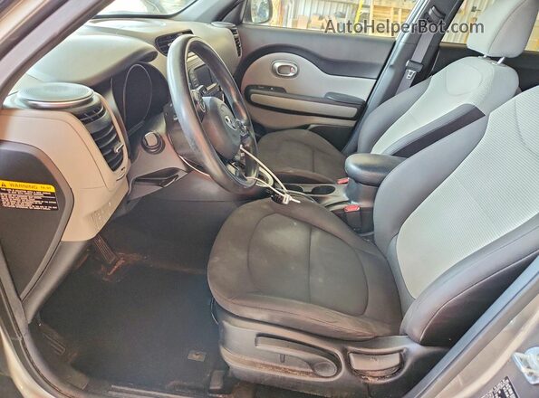 KNDJN2A29H7465445 2017 KIA SOUL Silver Widok wnętrza z przodu