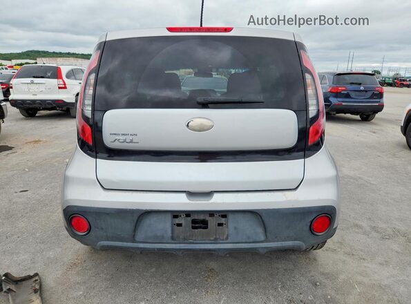 KNDJN2A2XJ7615116 2018 KIA SOUL Серебряный Вид сзади