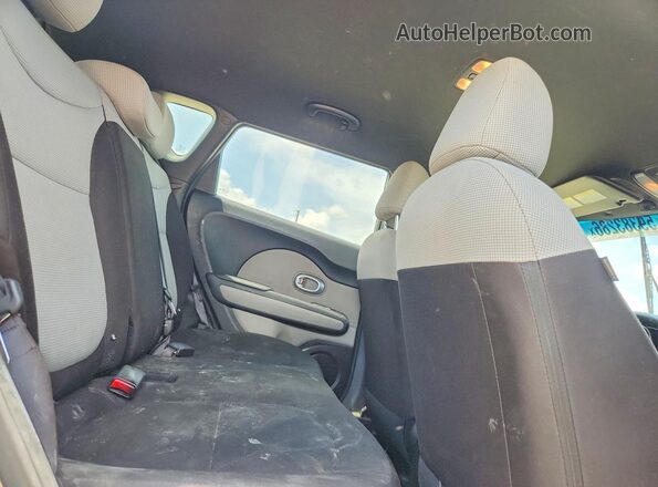 KNDJN2A2XK7670568 2019 KIA SOUL Silver Vista de los asientos traseros