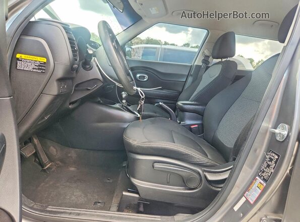 KNDJP3A51H7475509 2017 KIA SOUL Серебряный Вид салона спереди