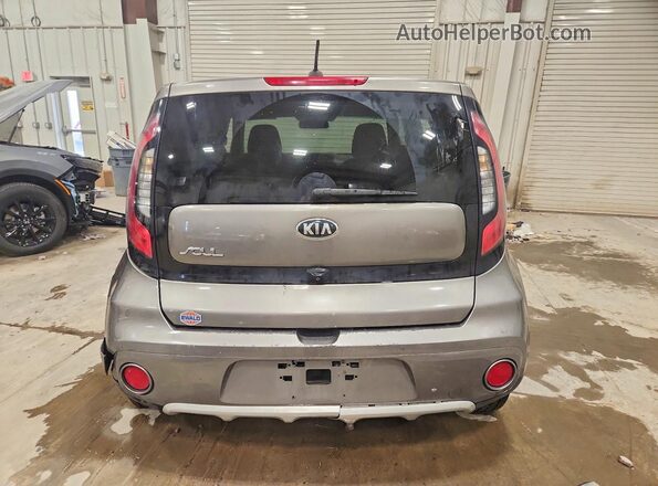 KNDJP3A52J7604332 2018 KIA SOUL Серый Вид сзади