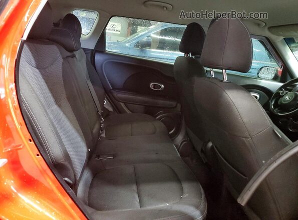 KNDJP3A53K7664458 2019 KIA SOUL Red Widok wnętrza z tyłu