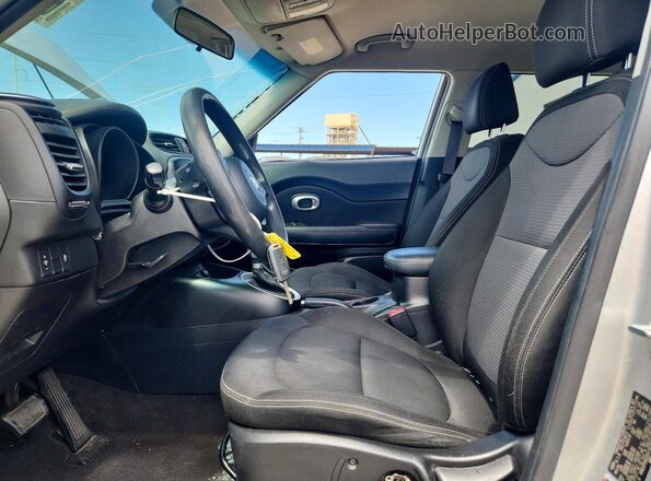 KNDJP3A55H7415636 2017 KIA SOUL Silver Vista interior delantera