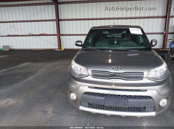 KNDJP3A55H7470622 2017 KIA SOUL Gray Widok z przodu
