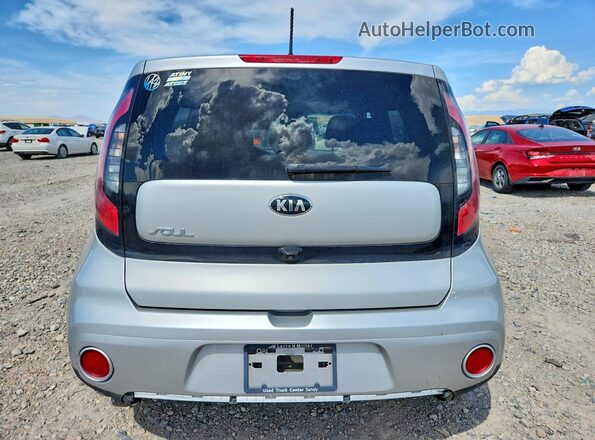 KNDJP3A55J7564862 2018 KIA SOUL Серебряный Вид задней части салона