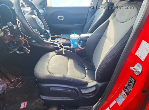 KNDJP3A56K7004575 2019 KIA SOUL Красный Вид салона спереди