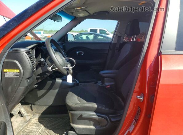 KNDJP3A57H7429702 2017 KIA SOUL Red წინა სალონის ხედი
