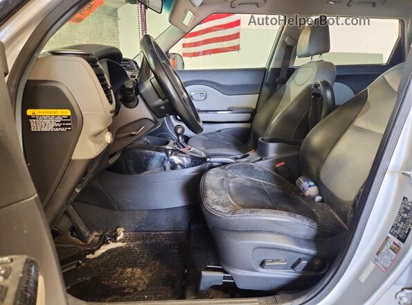 KNDJP3A58K7022270 2019 KIA SOUL Серебряный Вид салона спереди