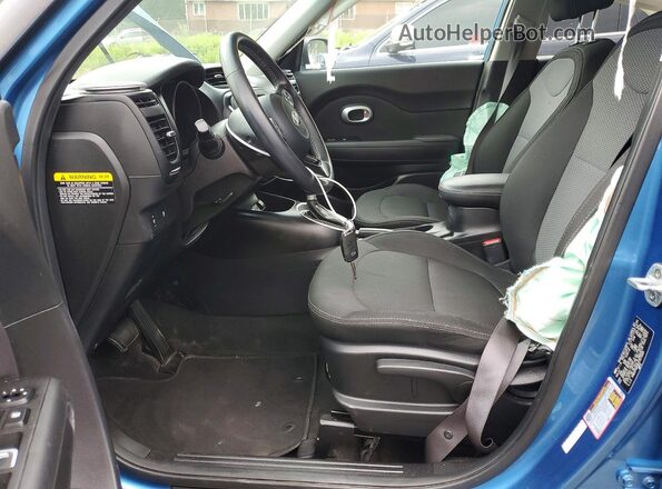 KNDJP3A5XJ7571533 2018 KIA SOUL Blue Widok wnętrza z przodu