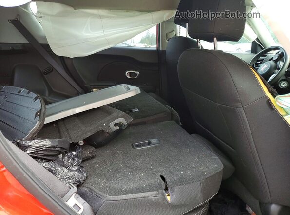 KNDJP3A5XJ7611299 2018 KIA SOUL Red Widok tylnych siedzeń