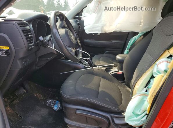 KNDJP3A5XJ7611299 2018 KIA SOUL Red Widok wnętrza z przodu