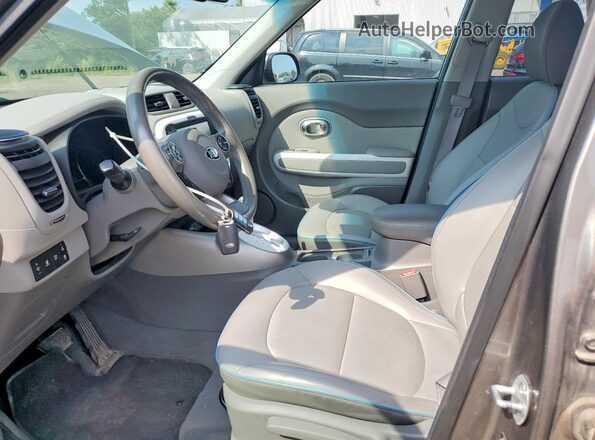 KNDJR3AE9J7033268 2018 KIA SOUL Серый Вид салона спереди