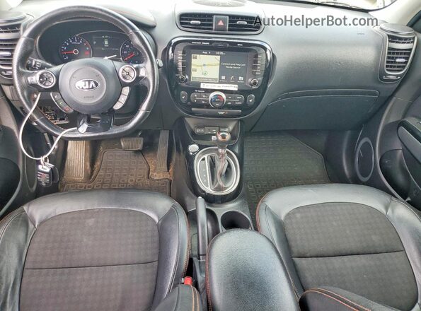KNDJX3AA0J7568458 2018 KIA SOUL Silver Առջևի վահանակի տեսք