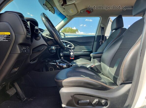 KNDJX3AA4H7484332 2017 KIA SOUL White წინა სალონის ხედი