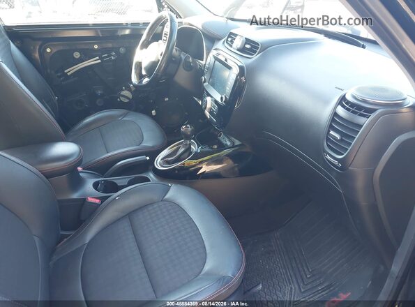 KNDJX3AA4J7899348 2018 KIA SOUL Черный Вид салона спереди
