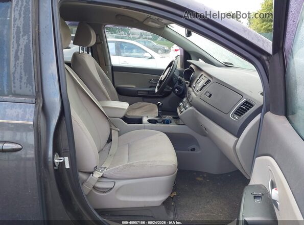 KNDMB5C10G6171917 2016 KIA SEDONA Gray Front interior view