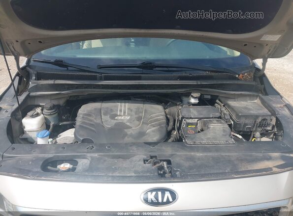 KNDMB5C10H6231938 2017 KIA SEDONA Серебряный Вид сзади