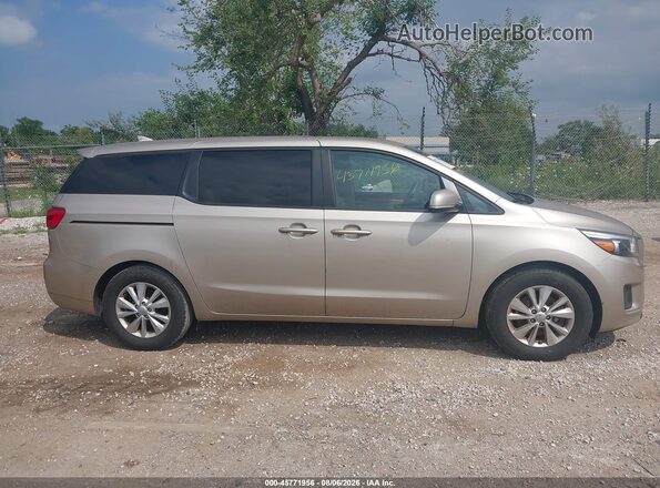 KNDMB5C10H6231938 2017 KIA SEDONA Серебряный Вид задней части салона