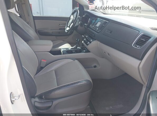 KNDMB5C10H6240624 2017 KIA SEDONA White Widok wnętrza z przodu