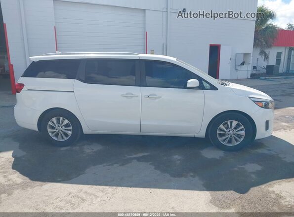 KNDMB5C10H6240624 2017 KIA SEDONA White Widok wnętrza z tyłu