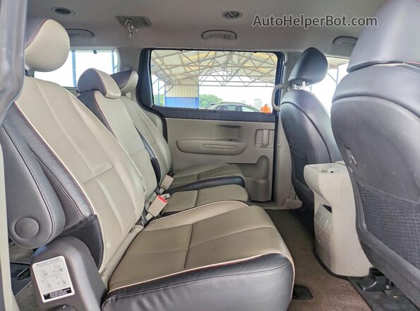 KNDMB5C10H6253972 2017 KIA SEDONA Blue Rear interior view