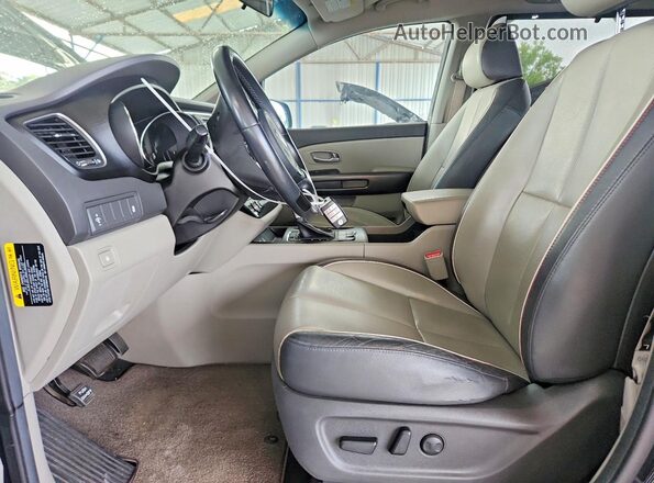 KNDMB5C10H6253972 2017 KIA SEDONA Blue Front interior view